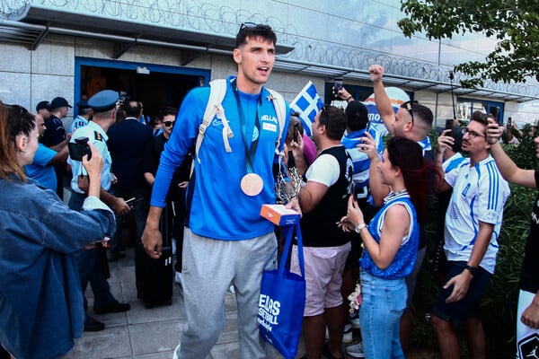 Eurobasket 2025: Υποδέχθηκαν την Εθνική με Final Countdown στο «Ελευθέριος Βενιζέλος»