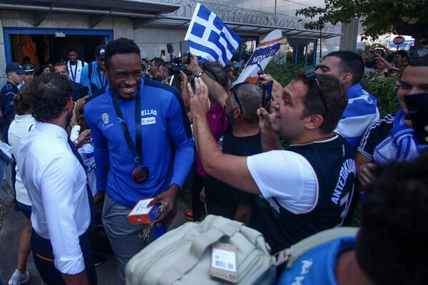 Eurobasket 2025: Υποδέχθηκαν την Εθνική με Final Countdown στο «Ελευθέριος Βενιζέλος»