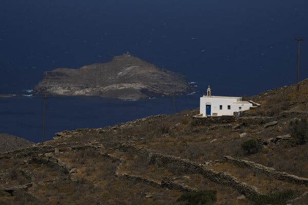 Αφιέρωμα Assocıated Press στην Τήνο: Ένα ελληνικό νησί έχει 1.000 ιδιωτικά παρεκκλήσια