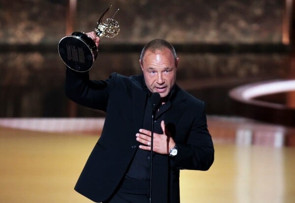 Stephen Graham: Η δυναμική ομιλία του στα Emmy 2025 - «Τέτοια πράγματα δεν συμβαίνουν σε ένα παιδί σαν εμένα»