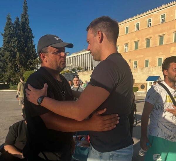 Τέμπη: Συνάντηση Κασσελάκη με τον πατέρα του 22χρονου Ντένις Ρούτσι στο Σύνταγμα