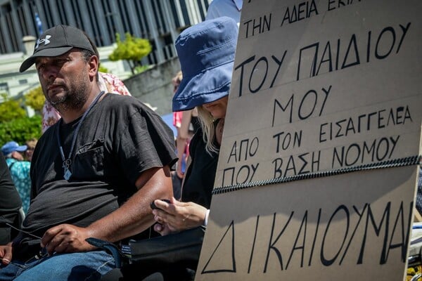 Τέμπη: Συνάντηση Κασσελάκη με τον πατέρα του 22χρονου Ντένις Ρούτσι στο Σύνταγμα