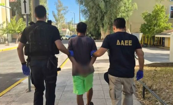 Συνελήφθη ο άνδρας που παρενοχλούσε ανήλικες στο Αιγάλεω - Κατηγορείται και για εμπρησμό