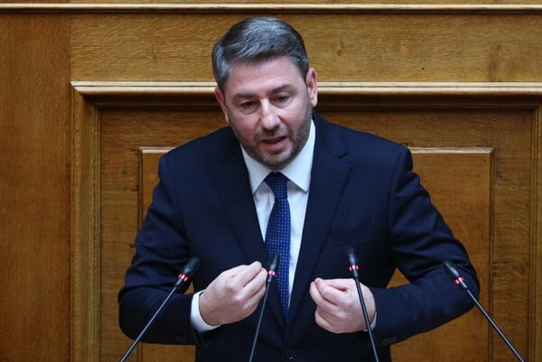 Βαθαίνει η κρίση εμπιστοσύνης, αλλά κανένας δεν πτοείται