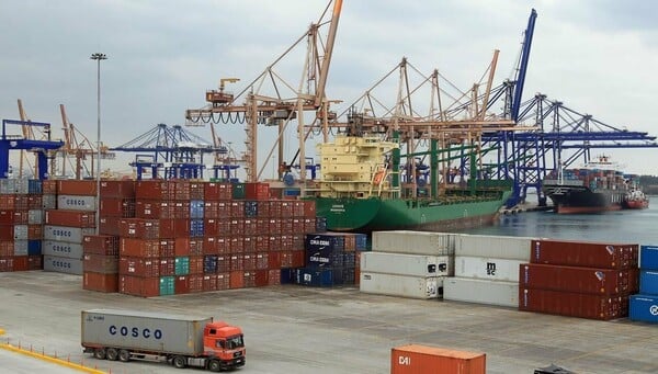 Χιλιάδες κοντέινερ με κινεζικά προϊόντα κατασχέθηκαν στο λιμάνι του Πειραιά