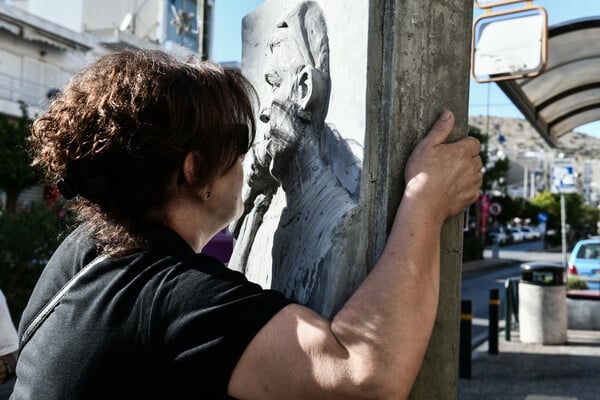 Η Μάγδα Φύσσα στο μνημείο του γιου της Παύλου - «Ευχαριστούμε που είστε εδώ»