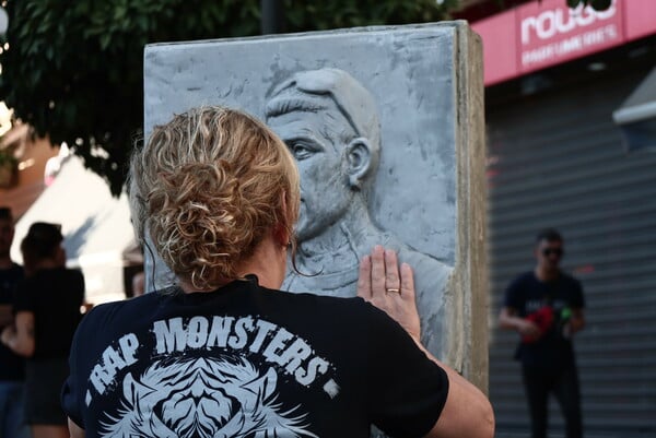 Η Μάγδα Φύσσα στο μνημείο του γιου της Παύλου - «Ευχαριστούμε που είστε εδώ»