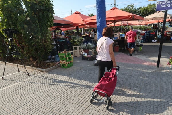 Νεκρός σε κάδο ανακύκλωσης στη Γλυφάδα: Αφήνουν λουλούδια και μπύρες στο σημείο
