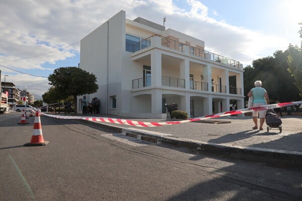 Νεκρός σε κάδο ανακύκλωσης στη Γλυφάδα: Αφήνουν λουλούδια και μπύρες στο σημείο