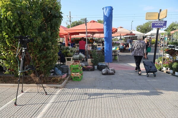 Νεκρός σε κάδο ανακύκλωσης στη Γλυφάδα: Αφήνουν λουλούδια και μπύρες στο σημείο