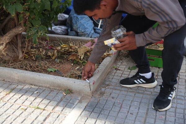 Νεκρός σε κάδο ανακύκλωσης στη Γλυφάδα: Αφήνουν λουλούδια και μπύρες στο σημείο