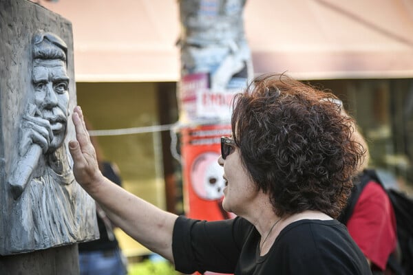 Η Μάγδα Φύσσα στο μνημείο του γιου της Παύλου - «Ευχαριστούμε που είστε εδώ»