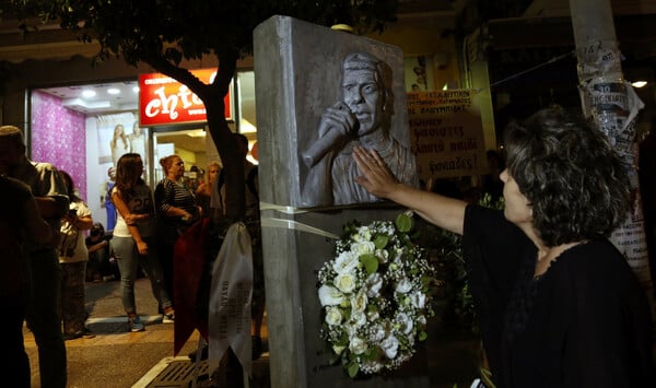 Η Μάγδα Φύσσα στο μνημείο του γιου της Παύλου - «Ευχαριστούμε που είστε εδώ»
