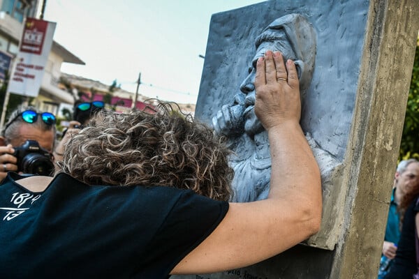 Η Μάγδα Φύσσα στο μνημείο του γιου της Παύλου - «Ευχαριστούμε που είστε εδώ»