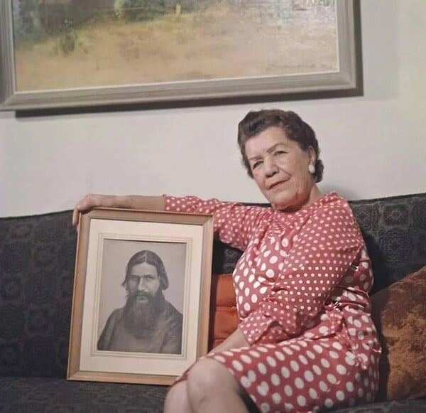 H Μαρία Ρασπούτινα με το πορτρέτο του πατέρα της, Γκριγκόρι Ρασπούτιν, το 1972
