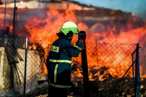 Φωτιά στο Μενίδι: Οι φλόγες επεκτάθηκαν σε δεύτερη επιχείρηση 