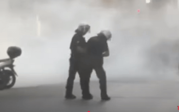 Βίντεο δείχνει αστυνομικό να χαστουκίζει συνάδελφό του στην πορεία για τον Παύλο Φύσσα