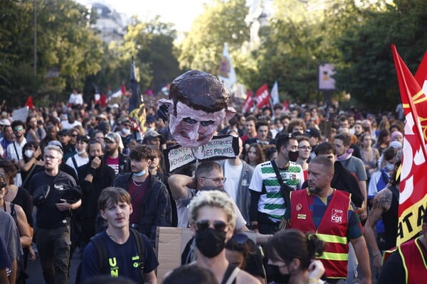 Οργή στους δρόμους της Γαλλίας: Μαζικές απεργίες και διαδηλώσεις κατά του Μακρόν και του νέου πρωθυπουργού