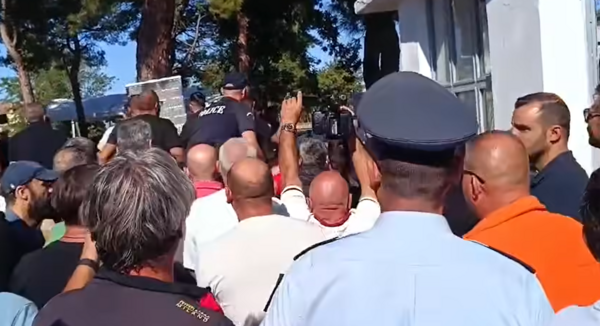Σέρρες: Αγρότες και κτηνοτρόφοι προπηλάκισαν τον υφυπουργό Αγροτικής Ανάπτυξης 