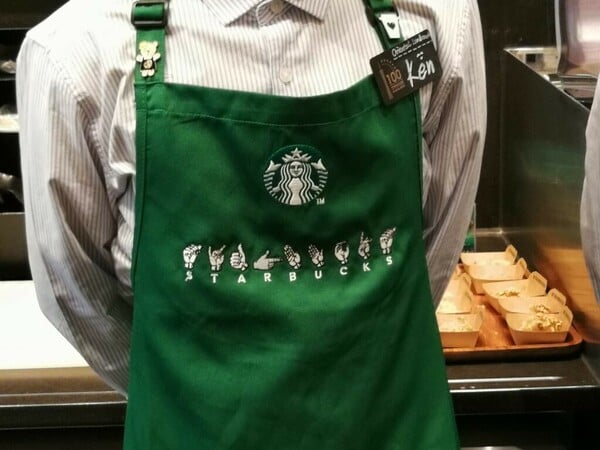 Starbucks: Μαζικές αγωγές εργαζομένων για το νέο dress code