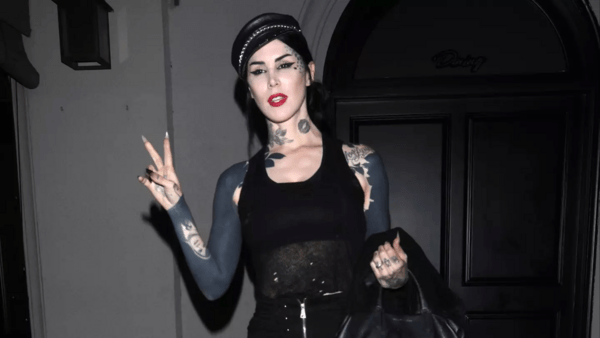 Η Kat Von D δείχνει τη ριζική μεταμόρφωσή της με black-out tattoo που καλύπτει το 80% του σώματός της