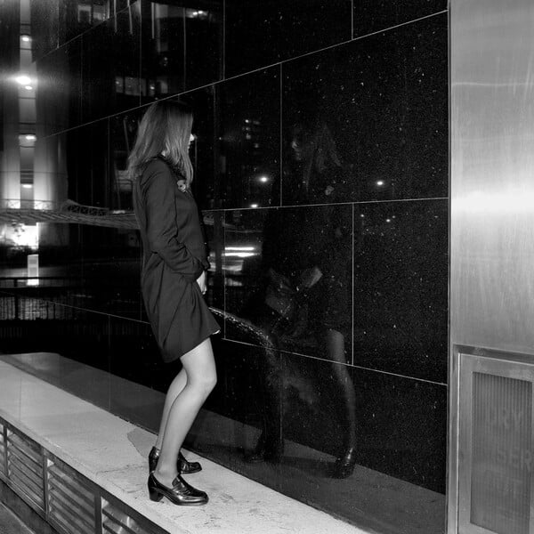 Pissing Women: H φωτογραφική σειρά των ‘90s επιστρέφει τριάντα χρόνια μετά 