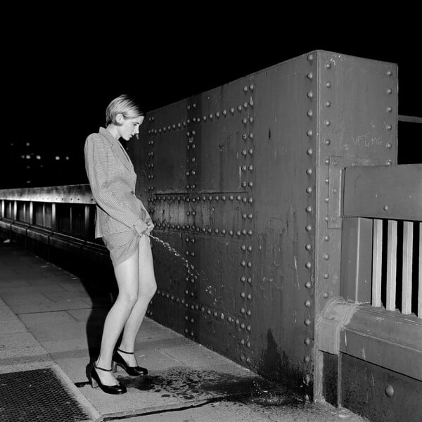 Pissing Women: H φωτογραφική σειρά των ‘90s επιστρέφει τριάντα χρόνια μετά 