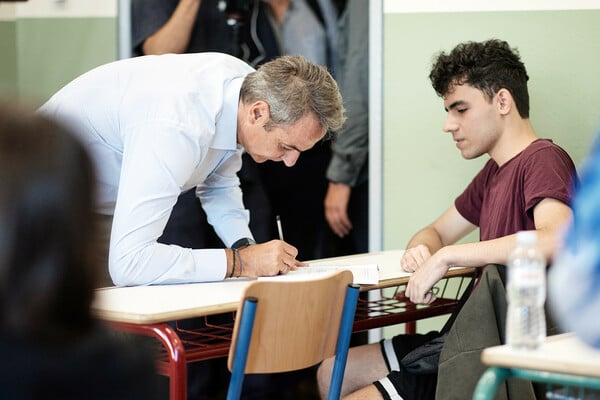 Στο Ωνάσειο Σχολείο Περιστερίου ο Κυριάκος Μητσοτάκης: «Συνεχίζουμε να επενδύουμε στη δημόσια παιδεία»