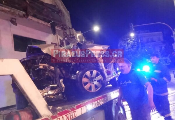 Τροχαίο στον Πειραιά: Αυτοκίνητο έπεσε σε κολώνα - Νεκρός ο οδηγός