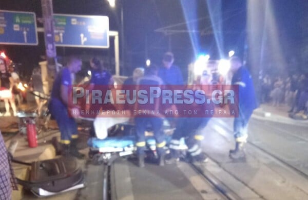 Τροχαίο στον Πειραιά: Αυτοκίνητο έπεσε σε κολώνα - Νεκρός ο οδηγός