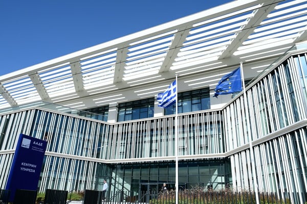 Associated Press: Πώς η ΑΑΔΕ έγινε ο «κυνηγός» της φοροδιαφυγής