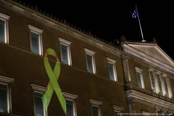 H χρυσή κορδέλα «φώτισε» τη Βουλή για τα παιδιά που δίνουν γενναία μάχη με τον καρκίνο