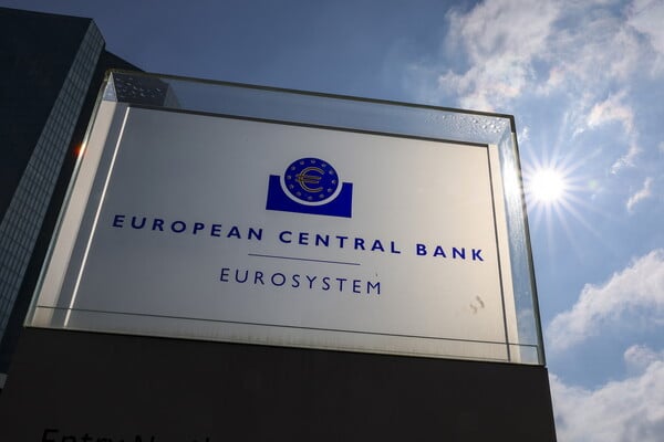 H ΕΚΤ συμβουλεύει τον κόσμο: «Κρατήστε μετρητά στο σπίτι»