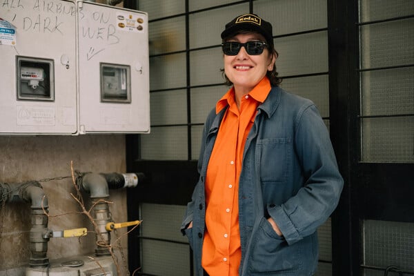 Η Αθηνά Ραχήλ Τσαγγάρη γύρισε μια πανκ αλληγορία για όσα βιώνουμε σήμερα