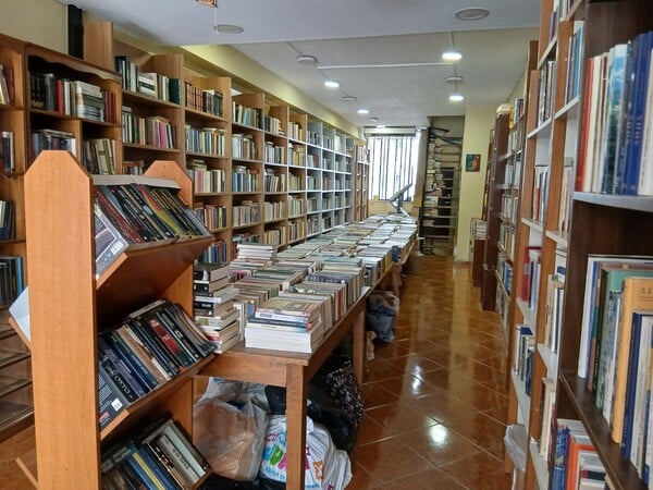 Κίνδυνος για 110.000 τόμους: Έκκληση από το «Παλαιοβιβλιοπωλείο των Αστέγων» μετά την έξωση