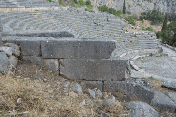 ΥΠΠΟ: Σε εξέλιξη οι εργασίες αποκατάστασης του αρχαίου θεάτρου Δελφών