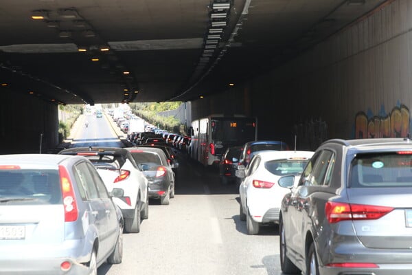 Μεσογείων: Τροχαίο μετά από σύγκρουση λεωφορείου με ΙΧ - Καθυστερήσεις στο σημείο