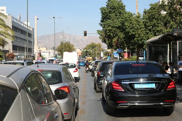 Μεσογείων: Τροχαίο μετά από σύγκρουση λεωφορείου με ΙΧ - Καθυστερήσεις στο σημείο