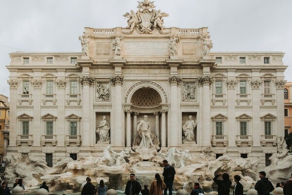 Fontana di Trevi: Πού καταλήγουν τα κέρματα που πετιούνται στο δημοφιλέστερο συντριβάνι του κόσμου;