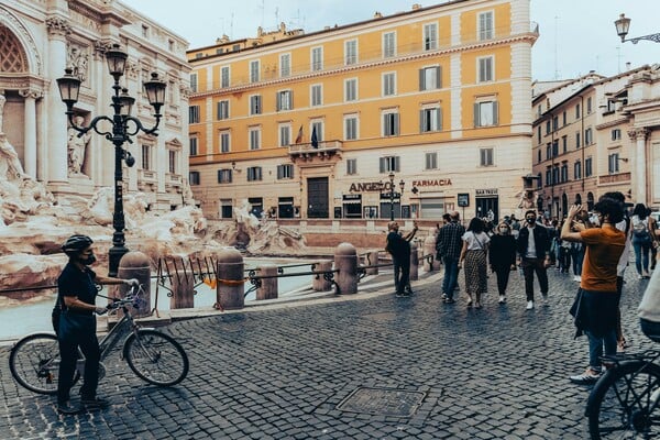 Fontana di Trevi: Πού καταλήγουν τα κέρματα που πετιούνται στο δημοφιλέστερο συντριβάνι του κόσμου;