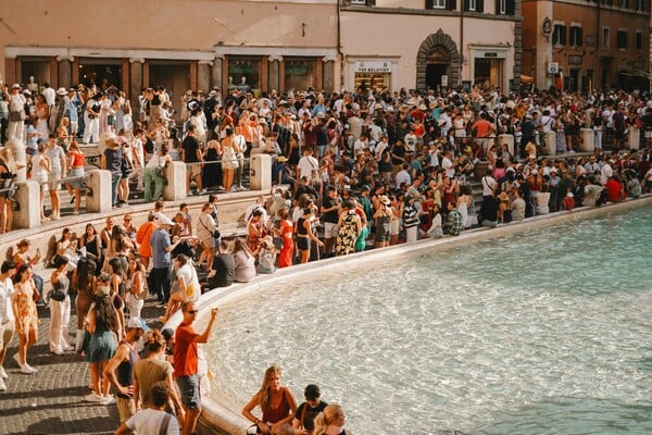 Fontana di Trevi: Πού καταλήγουν τα κέρματα που πετιούνται στο δημοφιλέστερο συντριβάνι του κόσμου;