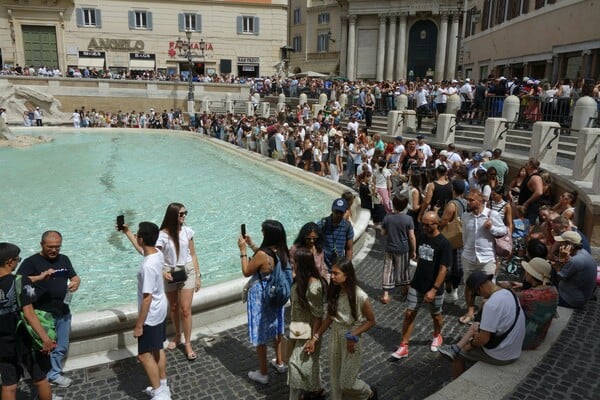 Fontana di Trevi: Πού καταλήγουν τα κέρματα που πετιούνται στο δημοφιλέστερο συντριβάνι του κόσμου;