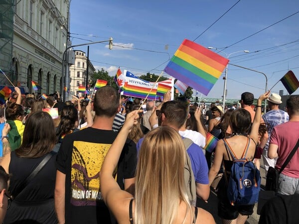 Σλοβακία: Το κοινοβούλιο ενέκρινε συνταγματική αναθεώρηση που περιορίζει τα δικαιώματα ΛΟΑΤΚΙ+ ατόμων