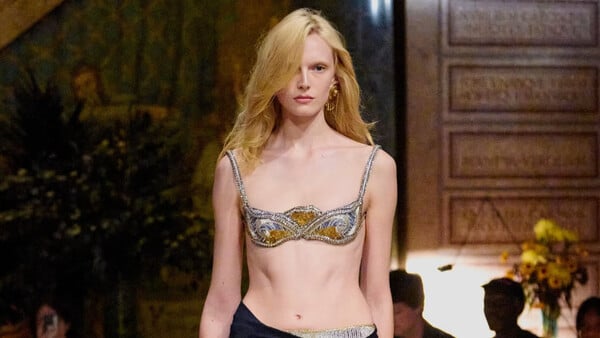 Σέξι, τολμηρή, απελευθερωμένη: H νέα Versace του Dario Vitale