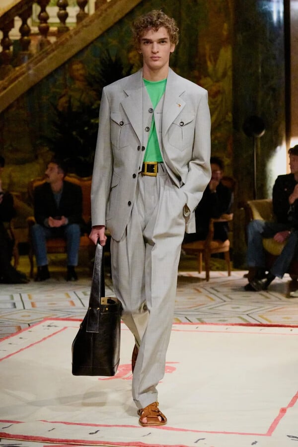 Σέξι, τολμηρή, απελευθερωμένη: H νέα Versace του Dario Vitale