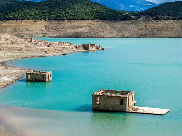 Το «θαμμένο» χωριό Κάλλιο αναδύεται ολοένα και περισσότερο από τον βυθό του Μόρνου