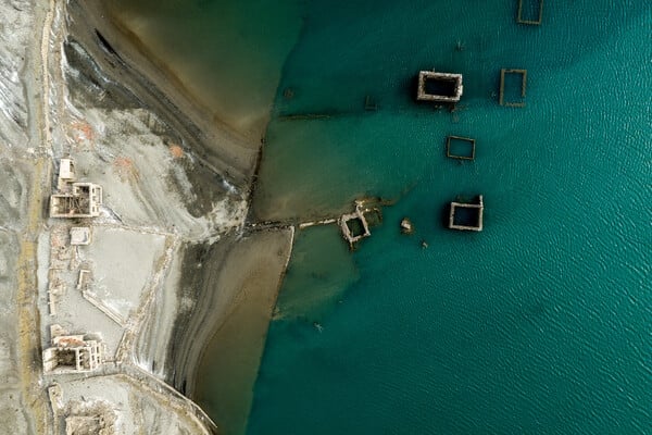 Το «θαμμένο» χωριό Κάλλιο αναδύεται ολοένα και περισσότερο από τον βυθό του Μόρνου