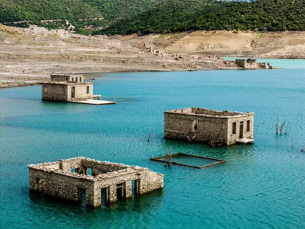 Το «θαμμένο» χωριό Κάλλιο αναδύεται ολοένα και περισσότερο από τον βυθό του Μόρνου