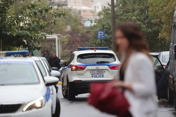 Βασίλης Μπισμπίκης: «Μου έφυγε το τιμόνι» - Με χειροπέδες στην Ευελπίδων ο ηθοποιός
