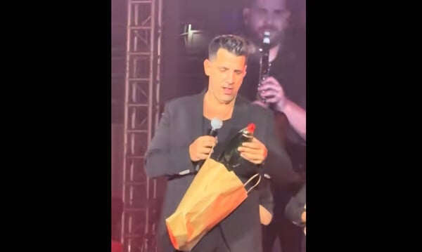 Θοδωρής Φέρρης: Θαυμαστής του έκανε δώρο ένα μπουκάλι «Fairy»